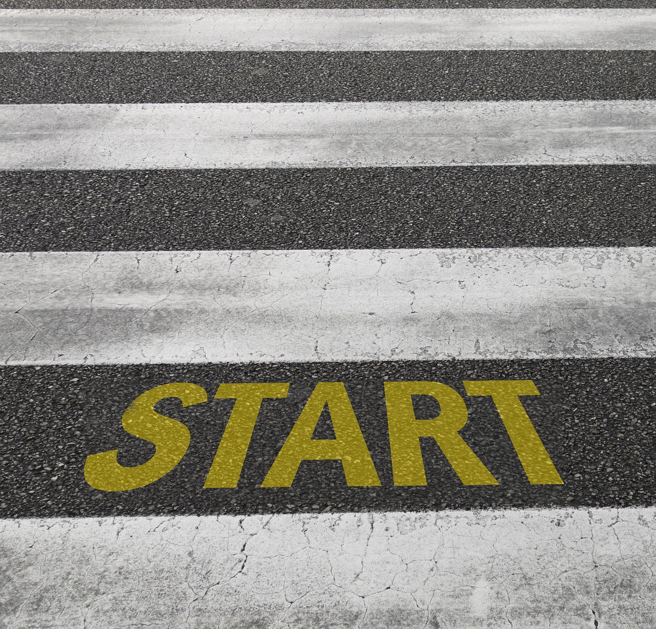 strisce pedonali con la scritta start
