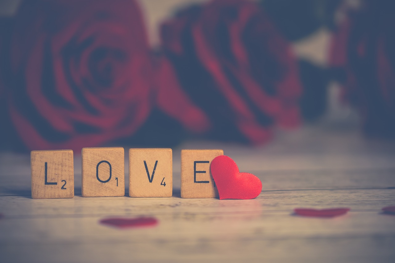 scritta love con cubi di legno
