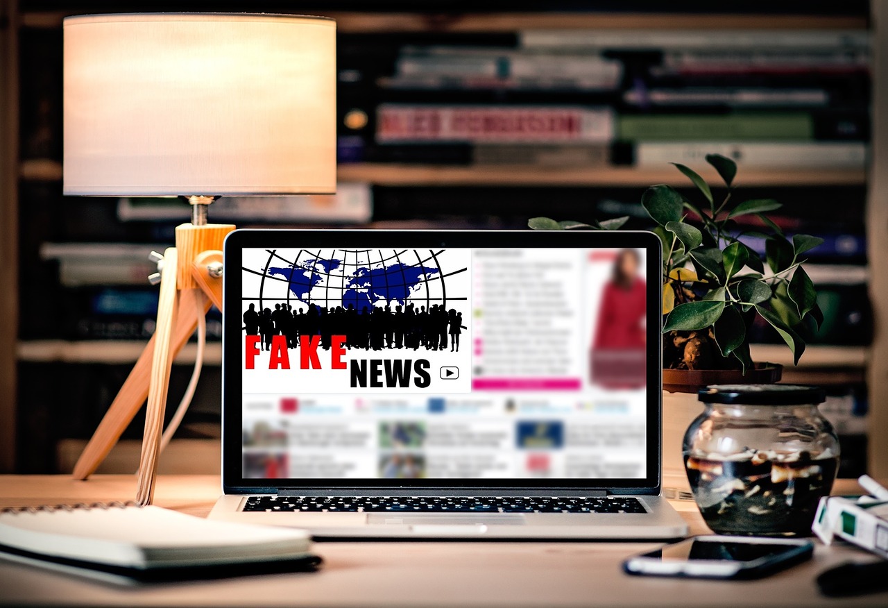 monitor pc con scritta fake news